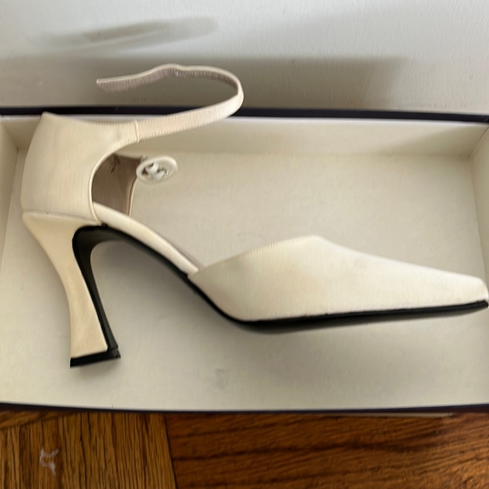 New in Box Ann Taylor made in Italy buckle heels peau de soie